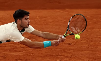 Alcaraz devuelve la pelota a Musetti durante la semifinal de Roland Garros.  