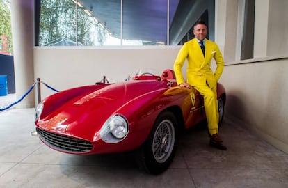 Lapo Elkann posa junto a un Ferrari en 2017.