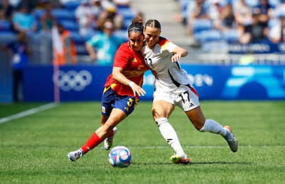 Oihane Hernández, de España, y Klara Buehl, de Alemania, pelean por un balón dividido durante el partido por el bronce. 