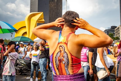 Un asistente de la Marcha del Orgullo que lleva una camiseta de la Virgen de Guadalupe baila en la avenida Juárez la tarde de este sábado. 