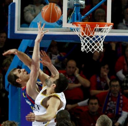 Fran Vázquez y Felipe Reyes luchan por un rebote en la final del año pasado.