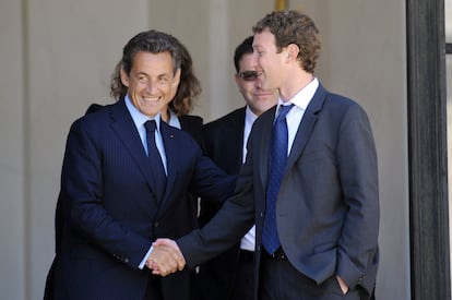 Mark Zuckerberg y Nicolas Sarkozy en París en 2011.
