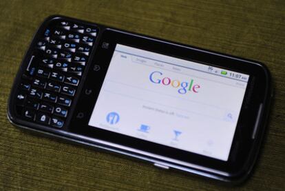 Imagen del Motorola Droid que funciona con el sistema Android de Google.