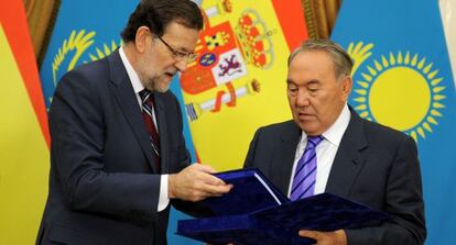 Nursultan Nazarbayev entreg&oacute; a Mariano Rajoy los cuadernos azules con las fichas de espa&ntilde;oles del Gulag de Kazajist&aacute;n.