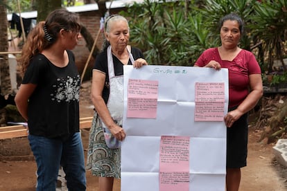 Madelyn Rodríguez, Ingrid Vargas, Ángela Zepeda exponen sus puntos de vista sobre la violencia de género en una reunión en la comunidad El Chayal.