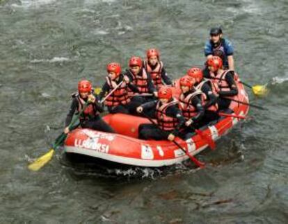 Una lancha neumtica, con la ayuda de remos,  durante el descenso por las aguas bravas del Noguera Pallaresa, es una de las actividades que ofrece un centro de multiaventura. EFE/Archivo