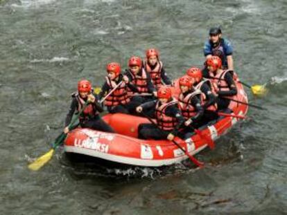 Una lancha neumática, con la ayuda de remos, durante el descenso por las aguas bravas del Noguera Pallaresa, es una de las actividades que ofrece un centro de multiaventura. EFE/Archivo