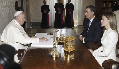 Los reyes de España, Felipe VI y doña Letizia, conversan con el papa Francisco durante la audiencia privada celebrada en el Vaticano, en la primera visita oficial de los reyes al extranjero.