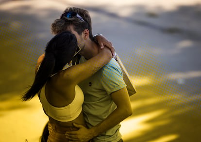 Una pareja besándose en el Moll de la Fusta, en Barcelona, esta semana.