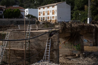 El puente que cruza el río de Sot de Chera, destrozado por la fuerza del agua.


