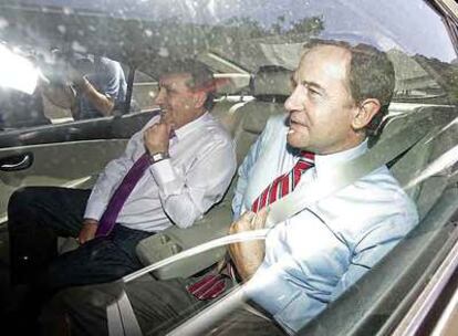 Carlos Chivite, secretario general del PSN (izquierda), y el candidato Fernando Puras, tras la reunión.