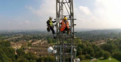 Operarios trabajando en una antena de Cambium Networks.