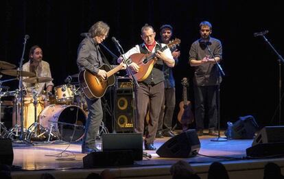 Jackson Browne y Ra&uacute;l Rodr&iacute;guez, en su actuaci&oacute;n del jueves por la noche dentro del espect&aacute;culo &#039;Song y Son&#039;, en Nueva York.