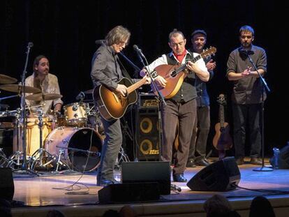 Jackson Browne y Ra&uacute;l Rodr&iacute;guez, en su actuaci&oacute;n del jueves por la noche dentro del espect&aacute;culo &#039;Song y Son&#039;, en Nueva York.