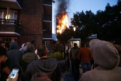 Vizinhos observam o incêndio da torre Grenfell, em Londres.