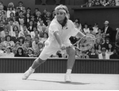 Agassi, con su melena, jugando en Wimbledon en 1991.