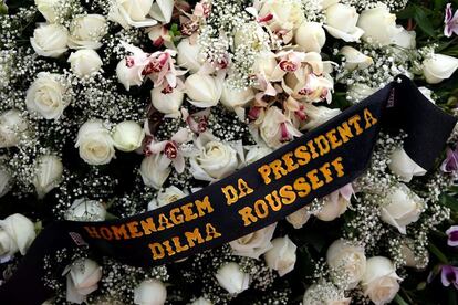 Detalle de la corona fúnebre ofrecida por la mandataria brasileña, Dilma Rousseff, durante una misa en homenaje al fallecido candidato socialista brasileño Eduardo Campos.