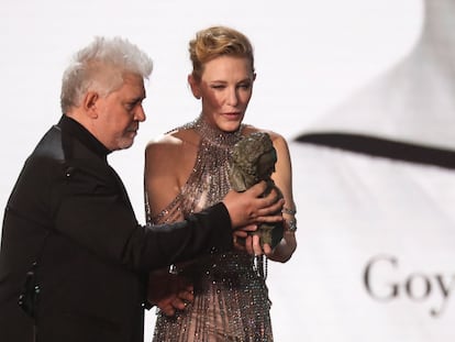 Cate Blanchett recibe el pasado mes de febrero el primer Goya Internacional de manos de Pedro Almodóvar.