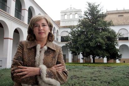 Afiliada al PCE des del 1975, va ser la primera dona portaveu d'un grup parlamentari a la Cambra andalusa, per IU-Els Verds-Convocatòria per Andalusia, càrrec que va ocupar entre el 2004 i el 2008. Professora de Literatura, analista política i columnista a EL PAÍS, en la seva última legislatura va ser considerada una de les figures clau en la tramitació de la reforma de l'Estatut d'Autonomia d'Andalusia. Nascuda a Baena (Còrdova), en els seus 40 anys de compromís polític va ser capaç de parlar de temes complexos amb lucidesa i sense perdre de vista la dimensió humana. Va morir als 58 anys víctima d'un càncer. Aquesta imatge és del 2006.
