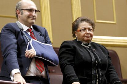 El embajador en Haití, Juan Fernández Trigo, y la embajadora de Haití en España, Yolette Azor-Charles, en una tribuna del Congreso.
efe