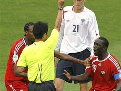 Crouch, al fondo, contempla cómo el árbitro saca la amarilla a York en el Inglaterra-Trinidad y Tobago.