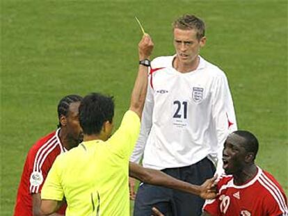 Crouch, al fondo, contempla cómo el árbitro saca la amarilla a York en el Inglaterra-Trinidad y Tobago.