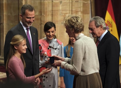 La princesa Leonor saludando a los escritores estadounidenses Siri Hustvedt y Paul Auster.
