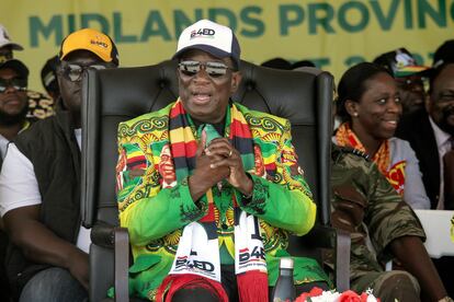 Zimbabwean President and leader of Zimbabwe African National UnionñPatriotic Front (ZANU-PF) party, Emmerson Mnangagwa (C), at his party's last election campaign rally in Shurugwi, Zimbabwe, 19 August 2023.