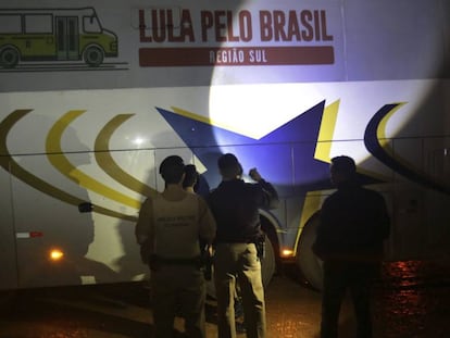 Polícia realiza perícia em um dos ônibus da caravana de Lula atingidos por tiros.