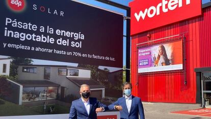 Gonçalo Carvalho y Gabriel Nebreda tras la firma del acuerdo en Alcorcón