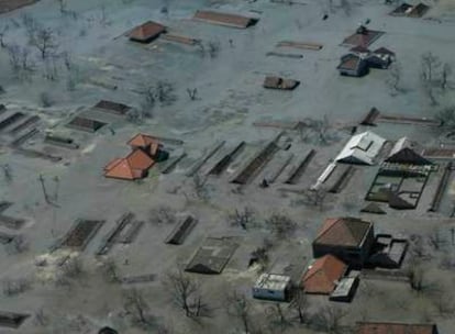 Casas cubiertas por el lodo en Sidoarjo.