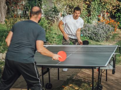 Diviértete con tus amigos este verano jugando al ping pong. GETTY IMAGES.