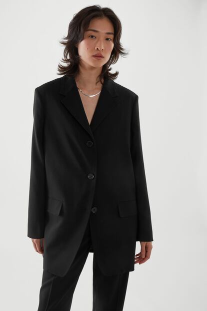 Esta americana oversize de color negro de COS es perfecta para conseguir esa estética sobria pero vanguardista que tanto buscas. Combínala con una camisa blanca y unos vaqueros y tendrás un look rebosante de estilo. 150€