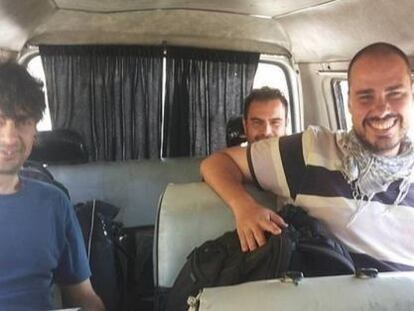 José Manuel López, Ángel Sastre y Antonio Pampliega, en Siria, antes de ser secuestrados.