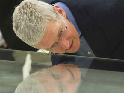 Tim Cook, consejero delegado de Apple, durante su visita a la sede de la empresa Seele, en Alemania, fabricante de los cristales que la compa&ntilde;&iacute;a utiliza en sus tiendas.