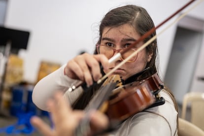 Una joven toca el violn durante un ensayo del programa 'Soy Msico de la Orquesta Filarmnica de Medelln.