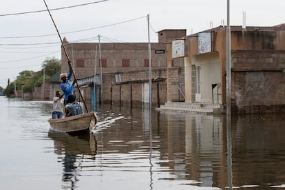 La Capital de Chad, Yamena, ha sufrido fuertes inundaciones debidas al desbordamiento de los ríos Chari y Logone a causa de las fuertes lluvias registradas. Decenas de miles de personas han tenido que abandonar sus hogares y han sido realojadas en campamentos en diversos puntos de la ciudad.  Un barquero transporta a los vecinos por las calles del barrio de Walia, completamente inundado, con una piragua de madera.