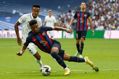 El defensa del FC Barcelona Alejandro Balde pugna por el balón con el defensa del Real Madrid Éder Militão