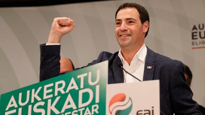 El candidato a lehendakari del PNV, Imanol Pradales, celebra el resultado de las elecciones vascas.