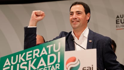 El candidato a lehendakari del PNV, Imanol Pradales, celebra el resultado de las elecciones vascas.