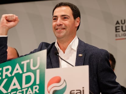 El candidato a lehendakari del PNV, Imanol Pradales, celebra el resultado de las elecciones vascas.