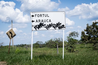 Las marcas con la palabra ¨FARC¨en la vía que de Tame conduce a Saravena, Arauca.