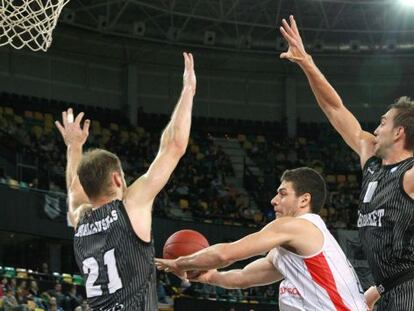 Evtimov intenta entrar a canasta ante la oposición de Kavaliauskas (izquierda) y Hervelle en el partido disputado en el Bilbao Arena.