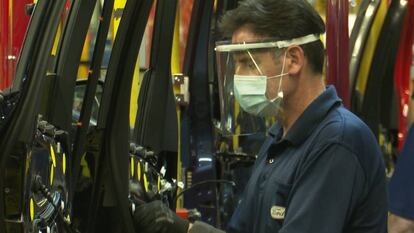 Un trabajador en Ford Almussafes (Valencia).