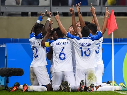 Los jugadores de Honduras celebran el gol de la victoria