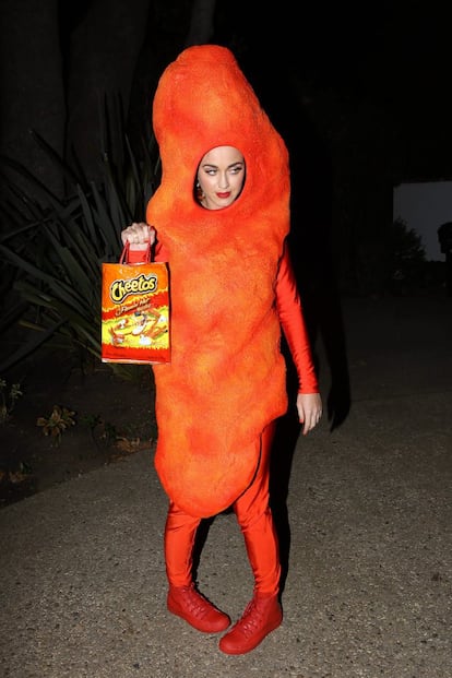 La cantante Katy Perry acudió en 2014 a la fiesta de Halloween que organiza todos los años la actriz Kate Hudson como un Cheeto.