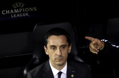 Gary Neville, en el banquillo de Mestalla.