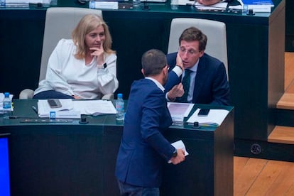 Danuel Viondi toca la cara al alcalde de Madrid, José Luis Martínez- Almeida, durante un pleno municipal el pasado 28 de septiembre. 