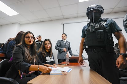 Las hijas de Fernando Villavicencio, en la Fiscalía este miércoles.