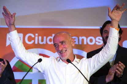 El candidato a lehendakari por Ciudadanos, Nicolás de Miguel, durante el acto celebrado esta noche en Vitoria.